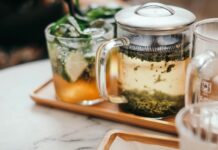 대체요법, 일상 속 건강 지키기 트렌드로 자리잡다 clear glass mug on tray