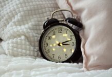 “지치지 않는 하루 만들기”…만성피로 극복, 생활 속 건강 루틴이 답이다 round black alarm clock displaying 3:12