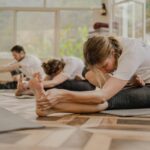 집에서도 쉽게 실천하는 필라테스, 건강 트렌드로 자리잡다 a group of people doing yoga in a room